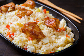 Жареный рис с курицей