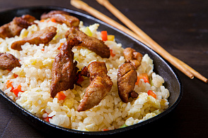 Жареный рис со свининой